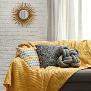 déco plaid jaune illuminating et canapé et coussin ultimate gray
